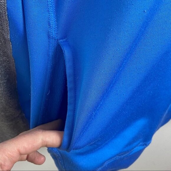 Under Armour Colorblock Hoodie Sweatshirt Size Medium Sweat Wicking Thumbholes M - Picture 2 of 9